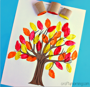 árbol de otoño manualidad para niños usando rollo de papel higiénico