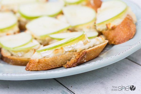 Baked Brie and Apple Crostinis