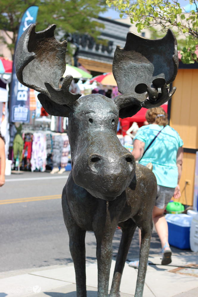 statue of Mudgy Moose