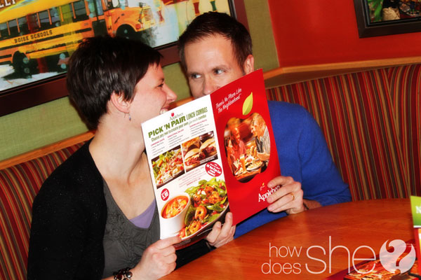 couple on a date at Applebee's